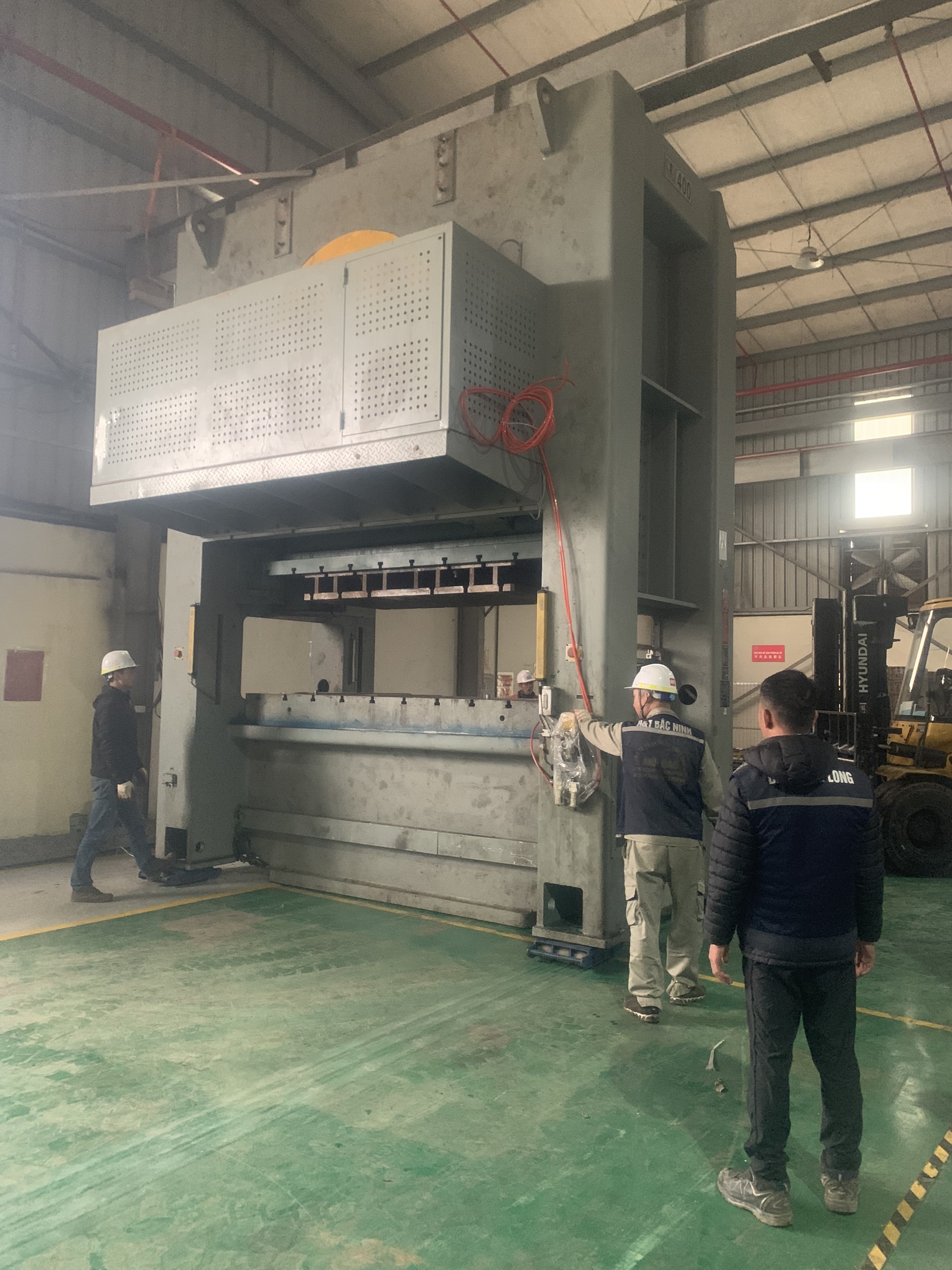 di chuyển máy Press đến vị trí